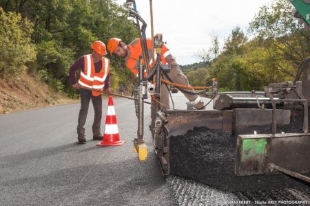 Photographe professionnel BTP Rhône-Alpes : chantier Colas, pose d'enrobé sur la RD809