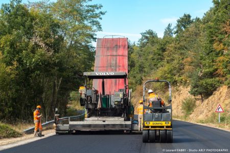 Photographe professionnel BTP Rhône-Alpes : chantier Colas, pose d'enrobé sur la RD809