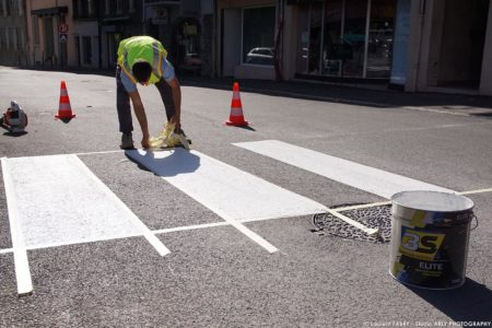 photographe BTP en Savoie : marquage au sol (POM) sur la place de l'hôtel de ville à Ugine