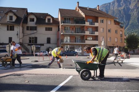 photographe BTP en Savoie : résine pépite (POM) sur la place de l'hôtel de ville à Ugine