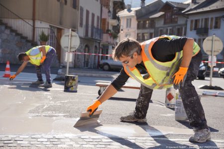 photographe BTP en Savoie : résine pépite (POM) sur la place de l'hôtel de ville à Ugine