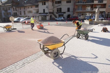 photographe BTP en Savoie : résine pépite (POM) sur la place de l'hôtel de ville à Ugine