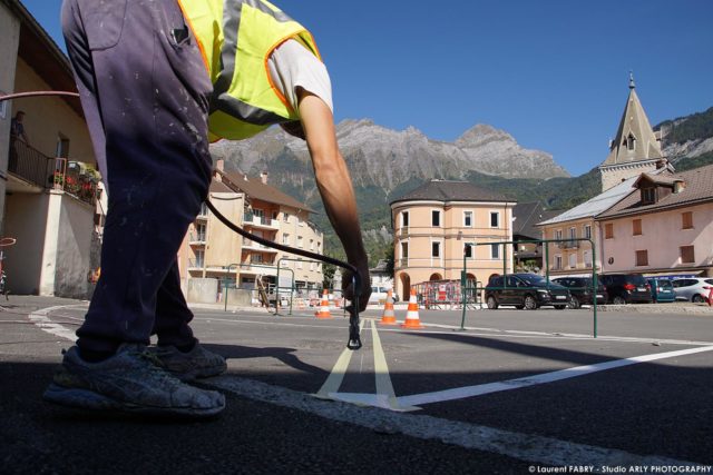 photographe BTP en Savoie : marquage au sol (POM) sur la place de l'hôtel de ville à Ugine