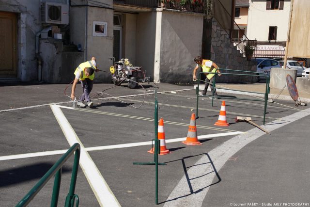 photographe BTP en Savoie : marquage au sol (POM) sur la place de l'hôtel de ville à Ugine