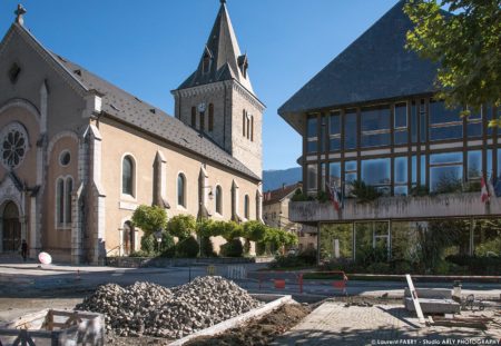 photographe BTP en Savoie : bordures (Eiffage) sur la place de l'hôtel de ville à Ugine