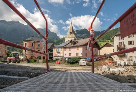 photographe BTP en Savoie : bordures (Eiffage) sur la place de l'hôtel de ville à Ugine