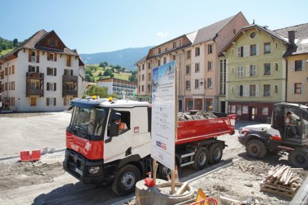 photographe BTP en Savoie : fond de forme (Eiffage) sur la place de l'hôtel de ville à Ugine