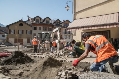 photographe BTP en Savoie : pavés (EVS) sur la place de l'hôtel de ville à Ugine