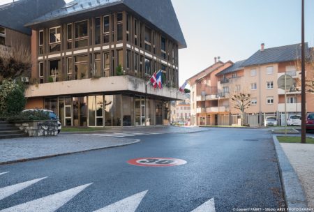 photographe BTP en Savoie : parvis église et mairie place de l'hôtel de ville à Ugine