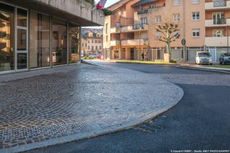 photographe BTP en Savoie : parvis église et mairie place de l'hôtel de ville à Ugine