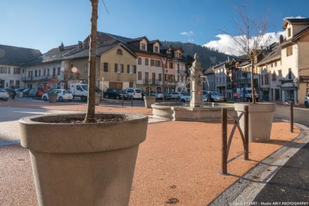photographe BTP en Savoie : résine pépite (POM) sur la place de l'hôtel de ville à Ugine