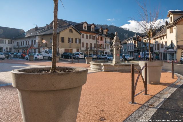 photographe BTP en Savoie : résine pépite (POM) sur la place de l'hôtel de ville à Ugine