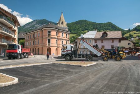 photographe BTP en Savoie : tapis d'enrobé (Eiffage) sur la place de l'hôtel de ville à Ugine