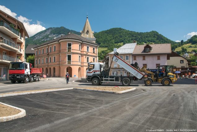 photographe BTP en Savoie : tapis d'enrobé (Eiffage) sur la place de l'hôtel de ville à Ugine