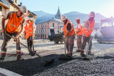 photographe BTP en Savoie : pose de l'enrobé (Eiffage) sur la place de l'hôtel de ville à Ugine