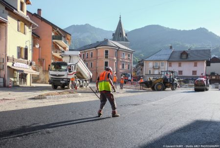photographe BTP en Savoie : pose de l'enrobé (Eiffage) sur la place de l'hôtel de ville à Ugine