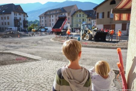 photographe BTP en Savoie : pose de l'enrobé (Eiffage) sur la place de l'hôtel de ville à Ugine