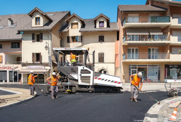 photographe BTP en Savoie : pose de l'enrobé (Eiffage) sur la place de l'hôtel de ville à Ugine