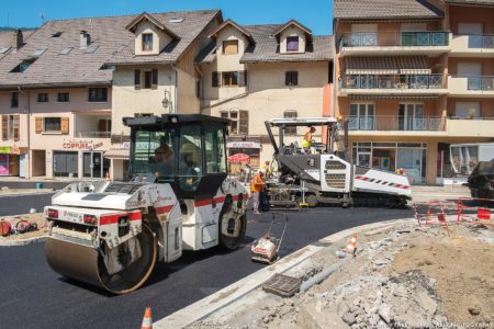 photographe BTP en Savoie : pose de l'enrobé (Eiffage) sur la place de l'hôtel de ville à Ugine