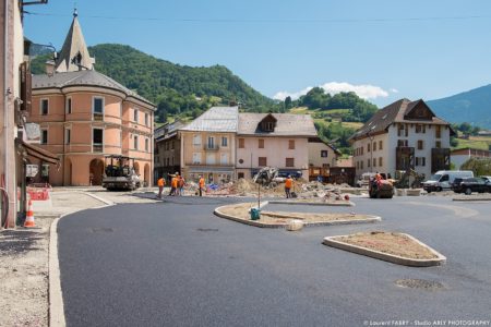 photographe BTP en Savoie : pose de l'enrobé (Eiffage) sur la place de l'hôtel de ville à Ugine