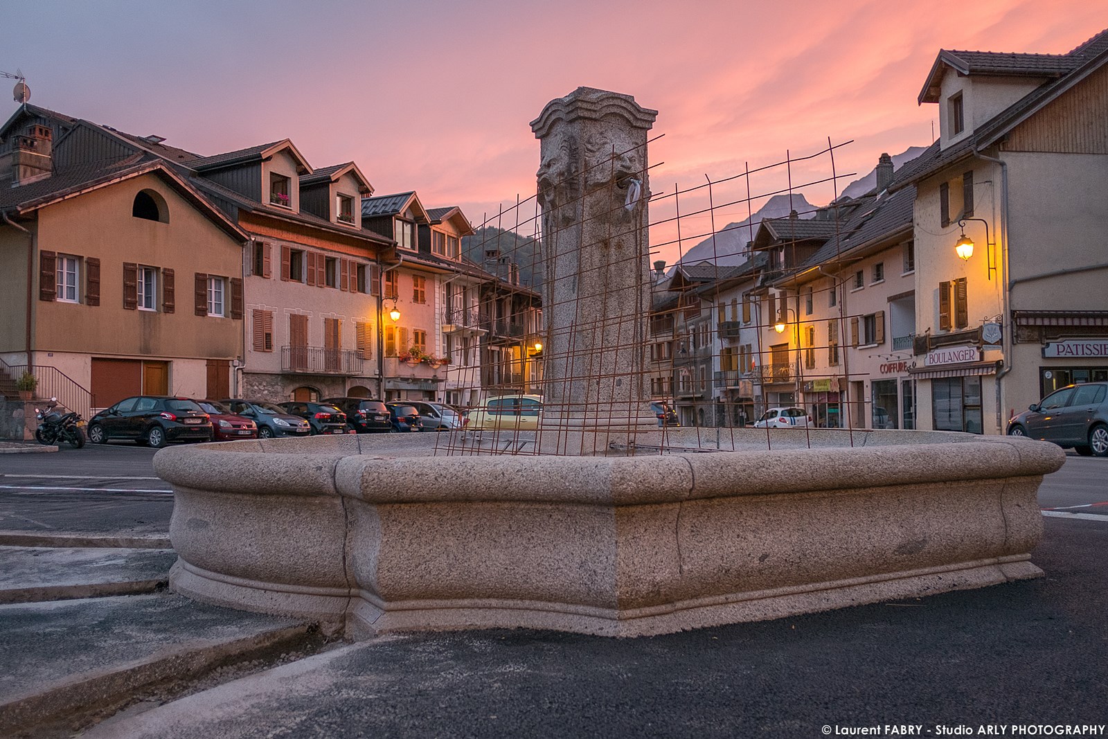photographe BTP en Savoie : fontaine (EVS) sur la place de l'hôtel de ville à Ugine