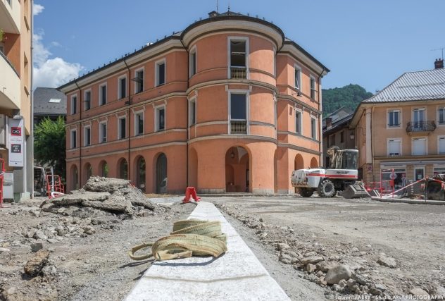 photographe BTP en Savoie : fond de forme (Eiffage) sur la place de l'hôtel de ville à Ugine