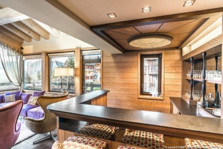 Photographe professionnel chalet : le bar du chalet de luxe