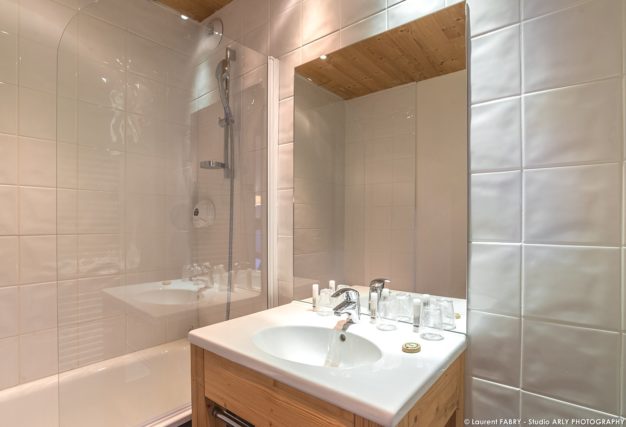 Photographe hôtel Saint-Martin-de-Belleville : une salle de bain moderne