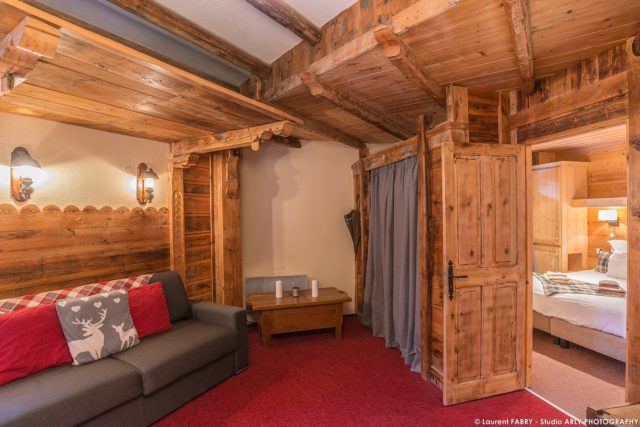 Photographe hôtel vallée des Belleville : une suite décorée en bois