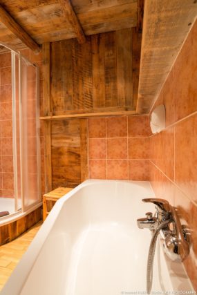 Photographe hôtel Saint-Martin-de-Belleville : une salle de bain déco bois