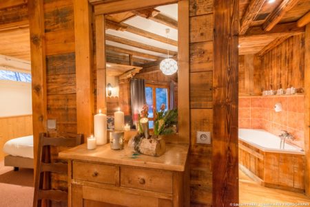 Photographe hôtel vallée des Belleville : chambre et salle de bain d'une suite