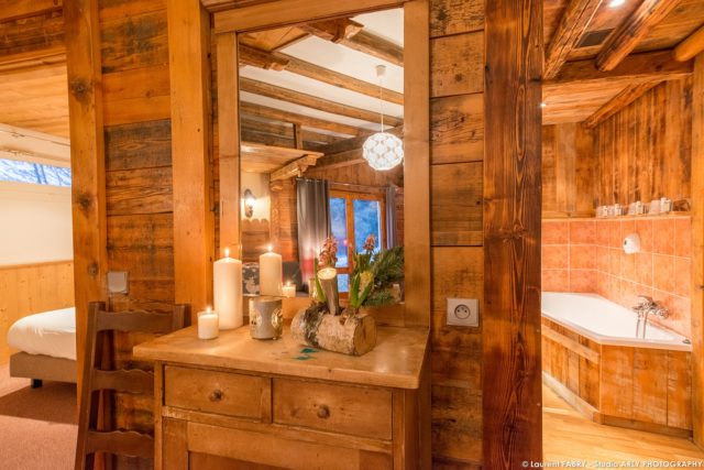 Photographe hôtel vallée des Belleville : chambre et salle de bain d'une suite
