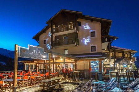 Photographe hôtel 3 Vallées : vue extérieure nocturne de la terrasse
