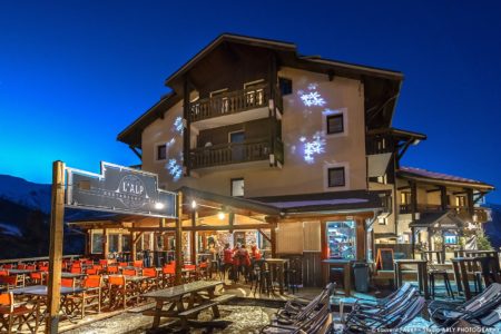 Photographe Hôtel 3 Vallées : Vue Extérieure Nocturne De La Terrasse