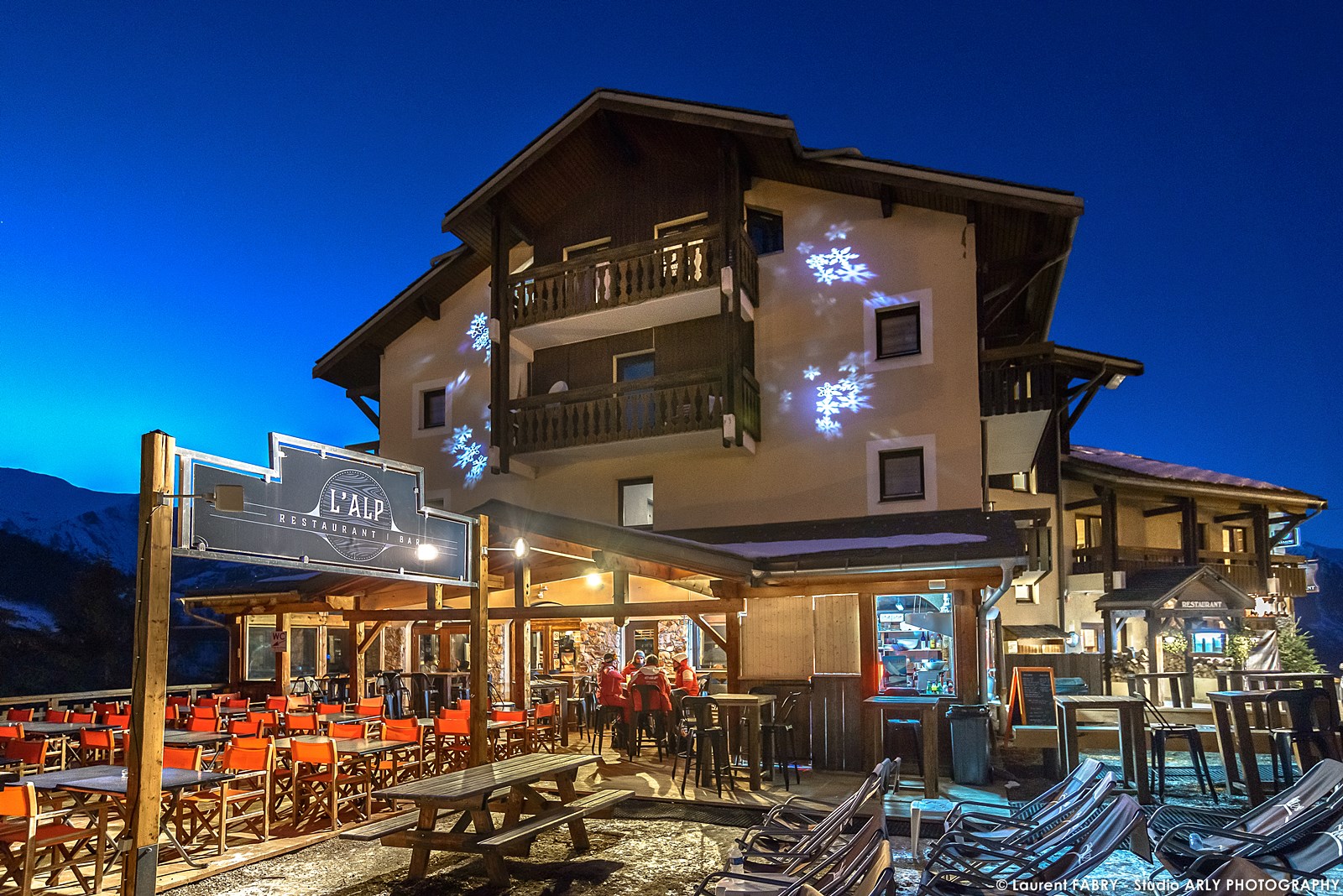 Photographe hôtel 3 Vallées : vue extérieure nocturne de la terrasse