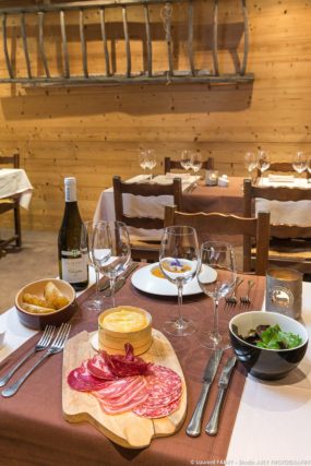 Photographe hôtel 3 Vallées : une table dressée au restaurant
