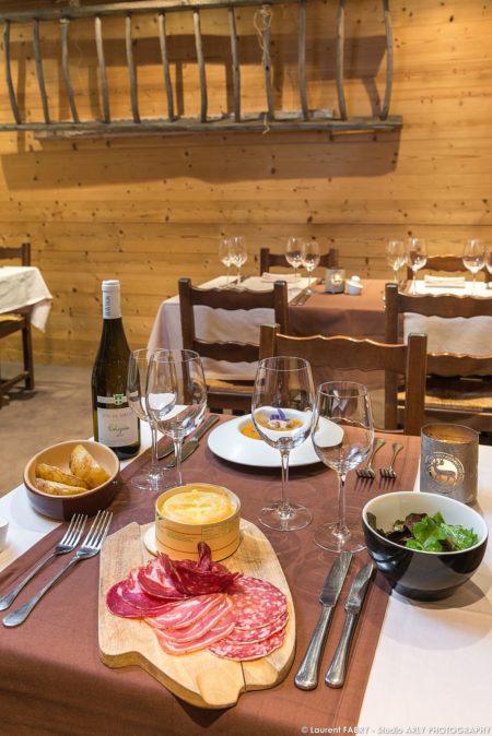 Photographe Hôtel 3 Vallées : Une Table Dressée Au Restaurant