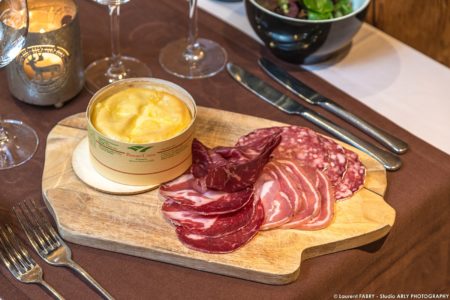 Photographe hôtel Saint-Martin-de-Belleville : boîte chaude (fromage et charcuterie)
