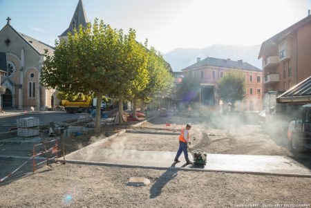 photographe BTP en Savoie : pose de l'enrobé (Eiffage) sur la place de l'hôtel de ville à Ugine