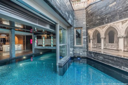 Photographe professionnel chalet : la piscine vue depuis l'extérieur