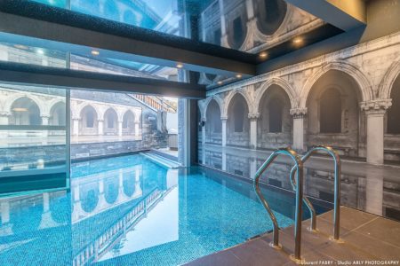 Photographe professionnel chalet : piscine ouverte sur l'extérieur