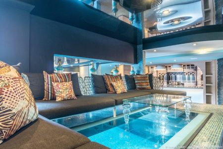 Photographe professionnel chalet : un salon donnant sur la piscine