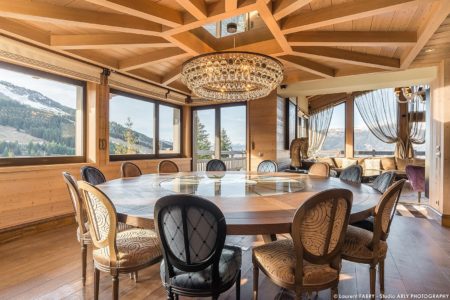 Photographe professionnel chalet : la salle à manger donnant sur de grandes baies vitrées
