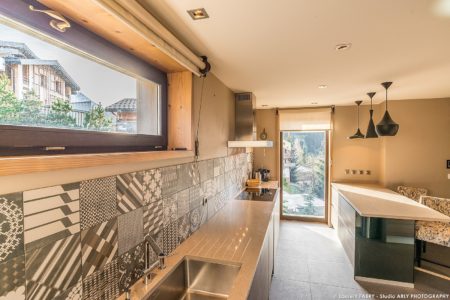 Photographe professionnel chalet : la cuisine du chalet de luxe de Courchevel