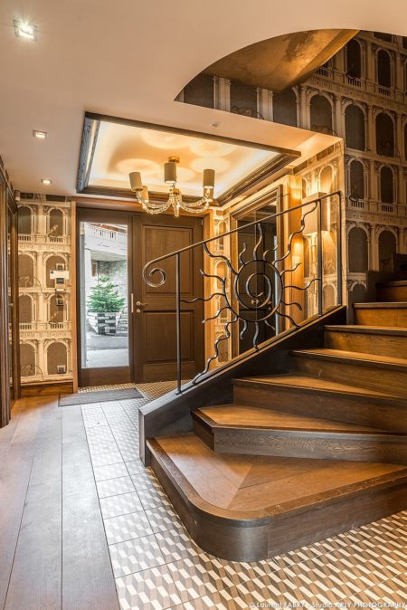 Photographe professionnel chalet : décoration style italien dans l'escalier