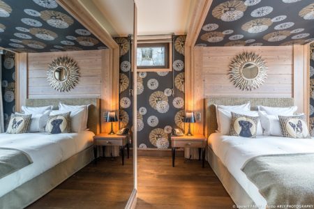 Photographe professionnel chalet : une chambre et ses grands miroirs