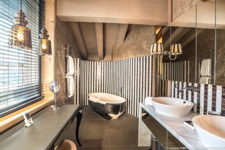 Photographe professionnel chalet : la salle de bain de la master bedroom