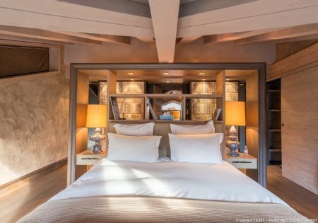 Photographe professionnel chalet : tête de lit de la master bedroom dans un chalet de luxe à Courchevel