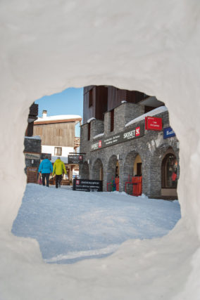 igloo sur la place centrale de la station de ski