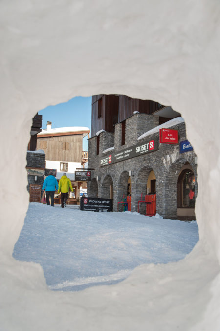 igloo sur la place centrale de la station de ski